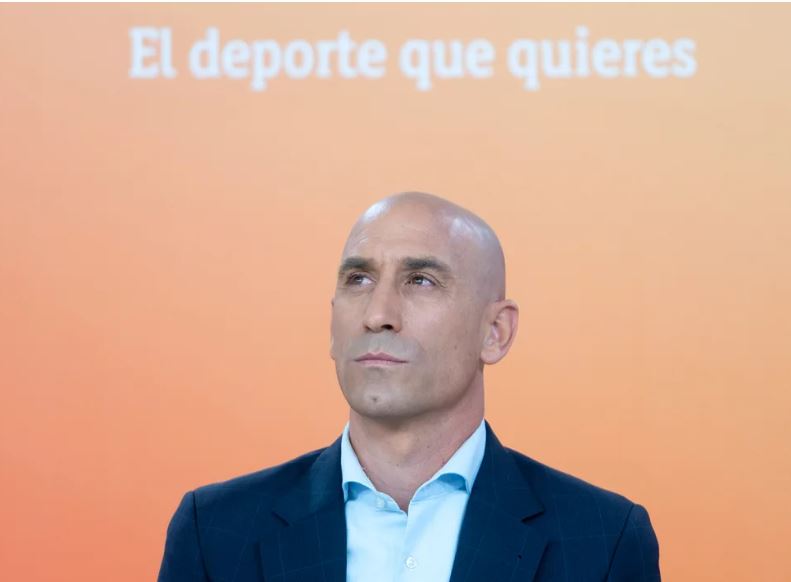 निलम्बित स्पेनी फुटबल प्रमुखकाे दाबी, ‘महिला खेलाडीसँगको चुम्बन सहमतिको थियो'